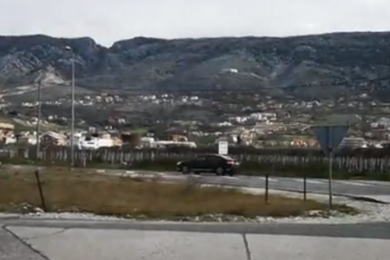 Jaka bura u Mostaru napravila haos: Otpao dio fasade sa zgrade (VIDEO)
