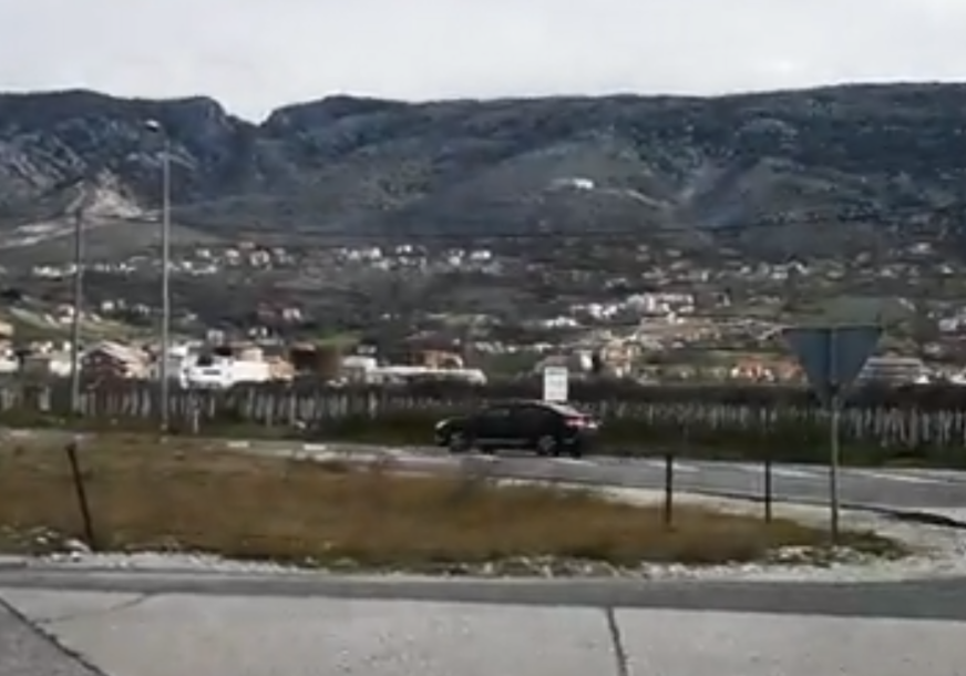 Jaka bura u Mostaru napravila haos: Otpao dio fasade sa zgrade (VIDEO)