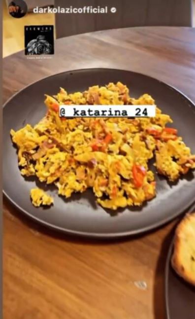 Omlet u sivom tanjiru