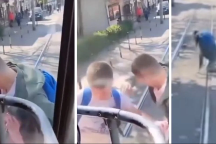 Djeca se kače na tramvajske šine