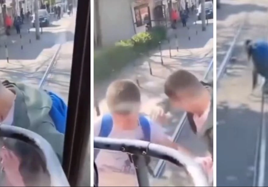 Djeca se kače na tramvajske šine