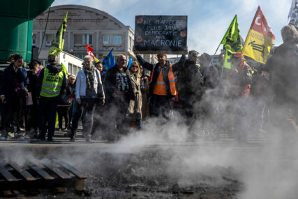 NEREDI U FRANCUSKOJ Suzavcem na demonstrante koji su pozivali Makrona da podnese ostavku