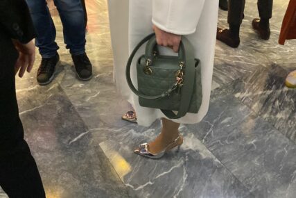 Jelena Đoković drži torbu