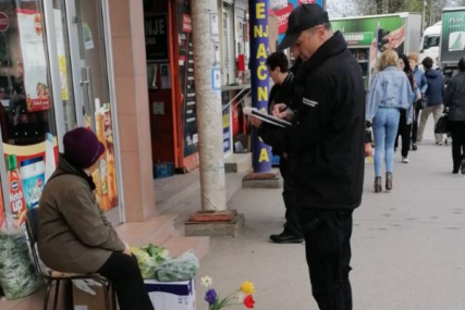 Građane odavno nije ovako razbjesnio neki prizor na ulici: Policajac naplatio kaznu baki koja prodaje cvijeće (FOTO)