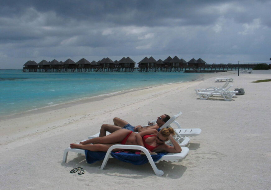 Par na plaži na Maldivima