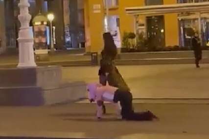 Žena na povocu vodi muškarca: Snimak iz Hrvatske šokirao Balkan, ljudi ne vjeruju šta vide (VIDEO)