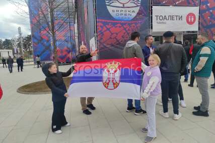 SVE VIŠE NAVIJAČA Djevojčice daju podršku srpskim igračima, Nole im je omiljeni teniser (FOTO)