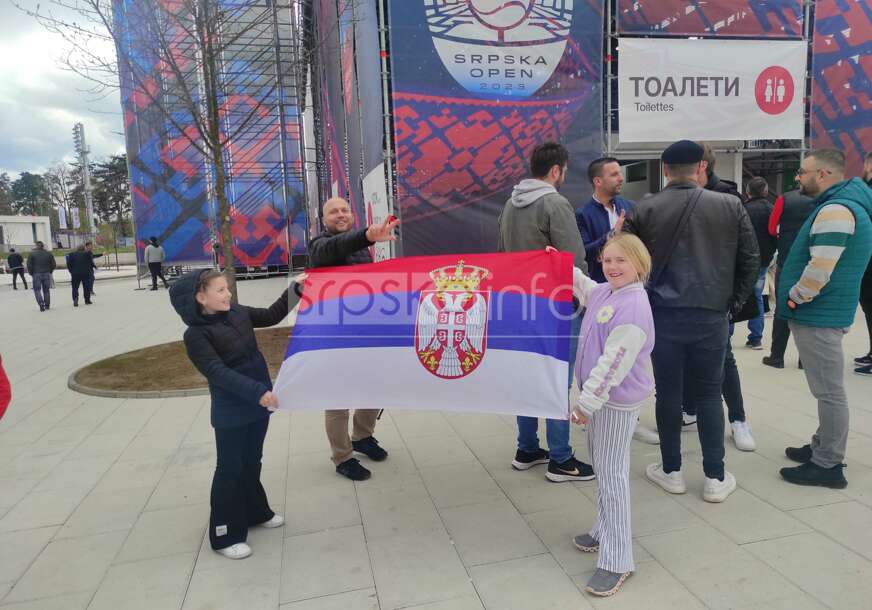 SVE VIŠE NAVIJAČA Djevojčice daju podršku srpskim igračima, Nole im je omiljeni teniser (FOTO)