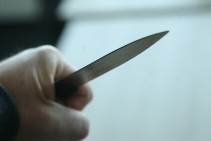 Povrijeđeno nekoliko ljudi: Tinejdžer naoružan nožem pokušao da uđe u školu