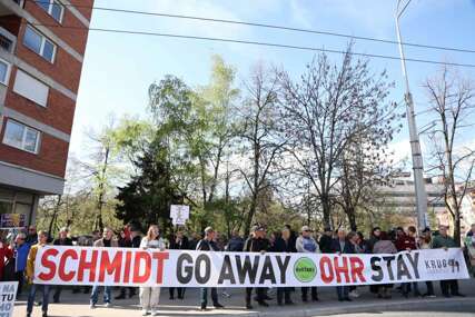 PROTEST ISPRED OHR Nezadovoljni građani traže odlazak Kristijana Šmita