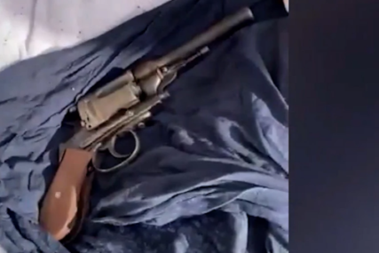 KRAO GORIVO IZ AUTOBUSA Istočio 800 litara, policija tokom pretresa pronašla i zakopan pištolj (VIDEO)