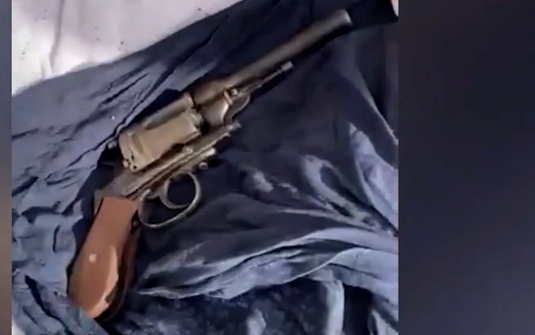 Policija pronašla zakopan pištolj kod uhapšenog mladića