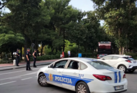 Jurio ih po platou da ih PREGAZI: Muškarac iz Budve se predstavio kao policajac, pa pod PUNIM GASOM krenuo na mladiće iz Srbije