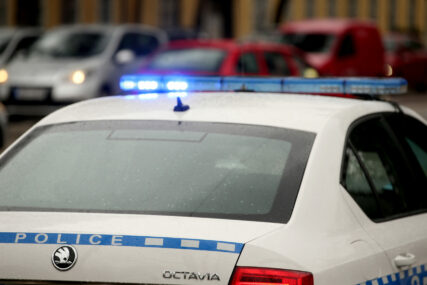 U pretresu kod Prijedora uhapšene dvije osobe: Policija oduzela automatsku pušku, pištolj i municiju