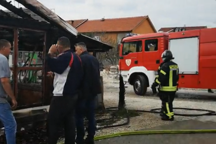Kod Mostara izgorjela pečenjara s janjcima: Požar buknuo kada je vlasnik izašao iz objekta (VIDEO)