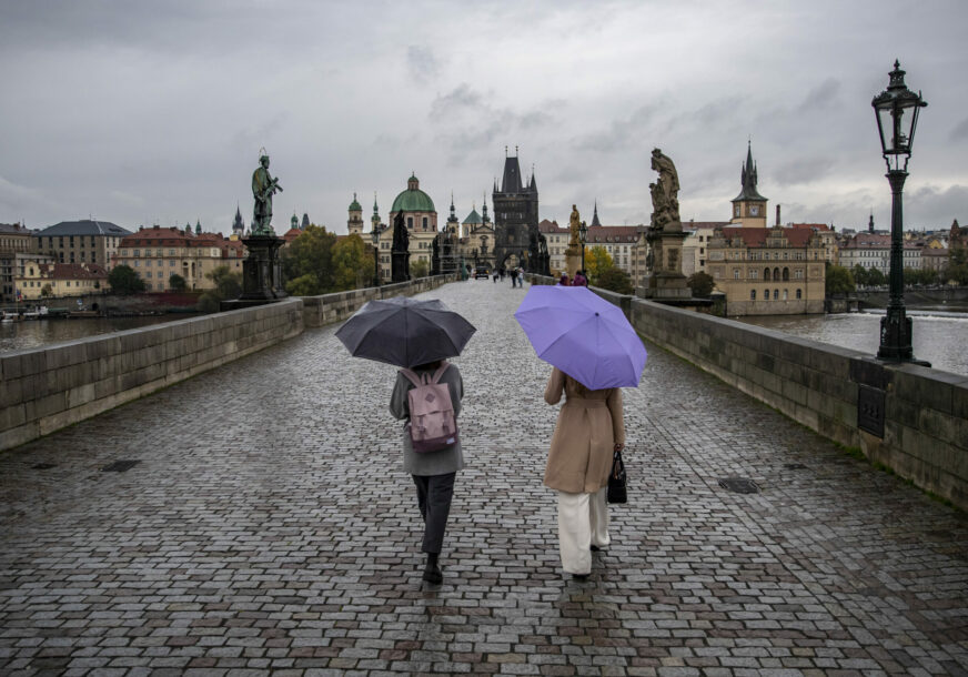 Ljudi šetaju preko mosta u Pragu