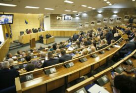 NIŠTA OD RASPRAVE O KREDITIMA Prekinuta sjednica Predstavničkog doma FBiH