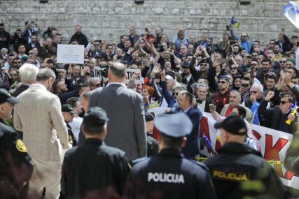 Protiv imenovanja Vlade: Više stotina građana na protestima ispred Parlamenta FBiH (FOTO)