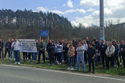 "Vrati nam mandat" Članovi DNS okupili se u blizini kuće Željka Dubravca (FOTO)