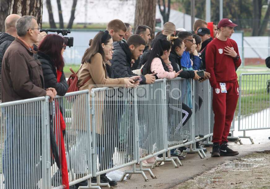 Nestrpljivo čekaju Noleta: Veliki broj navijača se okupio oko terena za trening (FOTO)