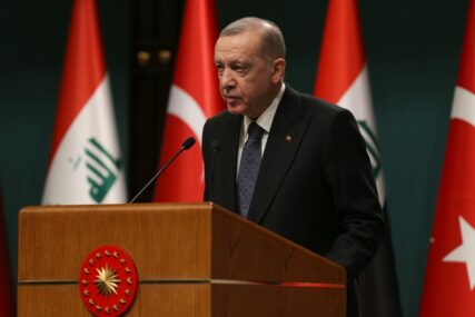 Zabolio ga stomak: Erdoganu pozlilo u uživo programu (VIDEO)