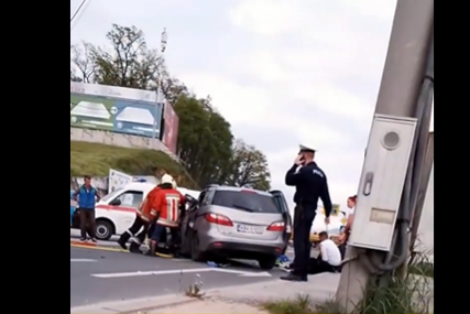 Teška nesreća kod Viteza: Vatrogasci rezali auto kako bi izvukli povrijeđene (VIDEO)