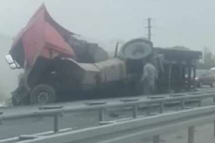 Nesvakidašnji prizor: Prevrnuo se kamion pun šljunka i napravio haos na auto-putu (VIDEO)