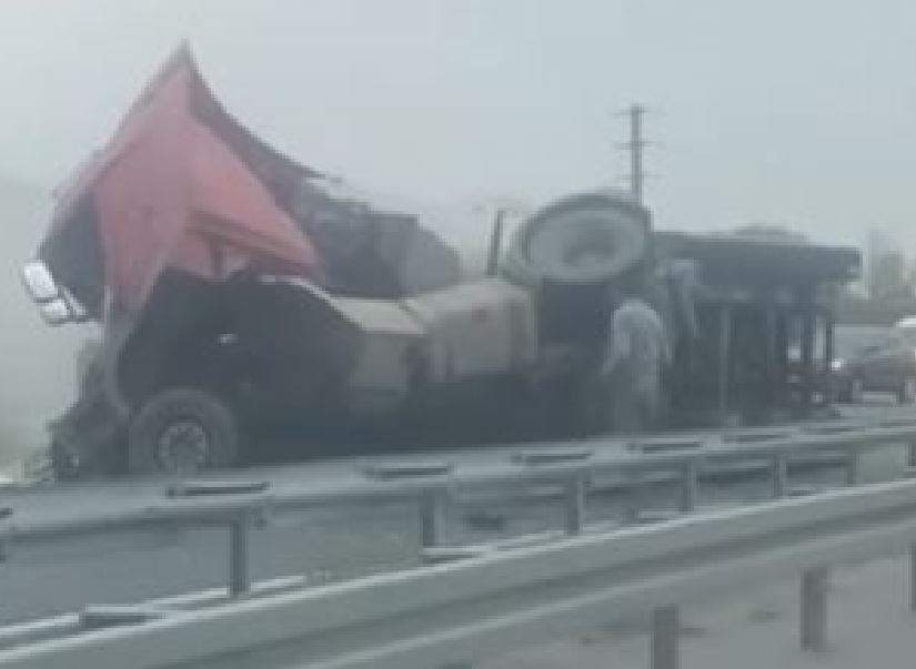 Nesvakidašnji prizor: Prevrnuo se kamion pun šljunka i napravio haos na auto-putu (VIDEO)