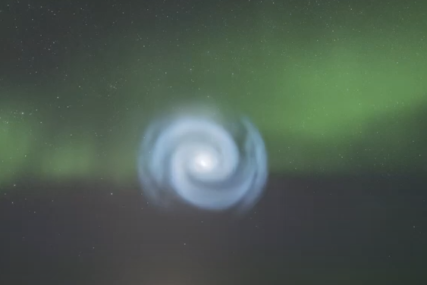 "Misteriozna spirala" snimljena na nebu "Izgleda kao ogromna sjajna galaksija" (VIDEO)