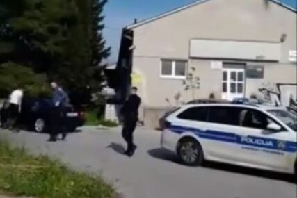 ŽESTOKI BMW VOZAČ Mladić divljao po putu, pa se zabio u policijski auto (VIDEO)
