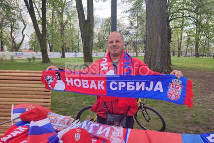 Svi bi Novako ime: Ivan iz Beograda prodaje suvenire, ljudi najviše kupuju kačkete i šalove (FOTO)