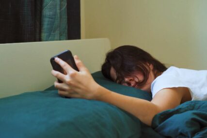 Stručnjaci otkrivaju kako da se riješite ove navike: Držanje telefona noću kraj kreveta negativno utiče na san