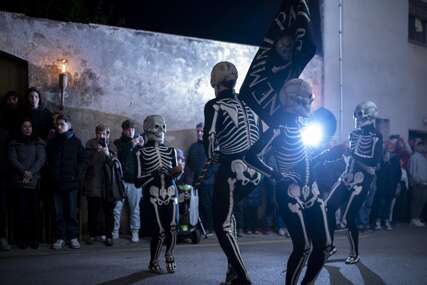 NEOBIČNI PREDUSKRŠNJI FESTIVAL Tradicionalni "ples smrti" na ulicama španskog Vergesa (FOTO)