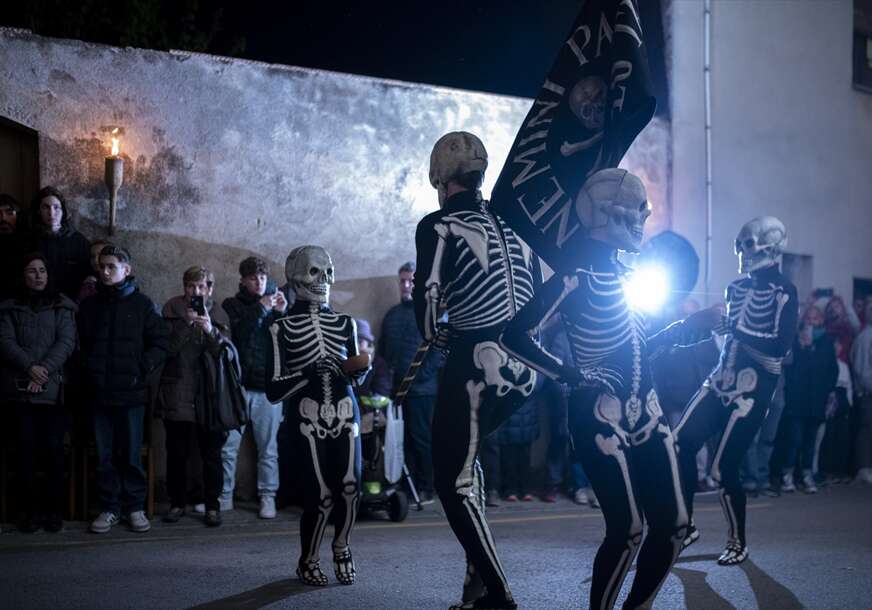 U susret Uskrsu: Tradicionalni "ples smrti" na ulicama španskog Vergesa