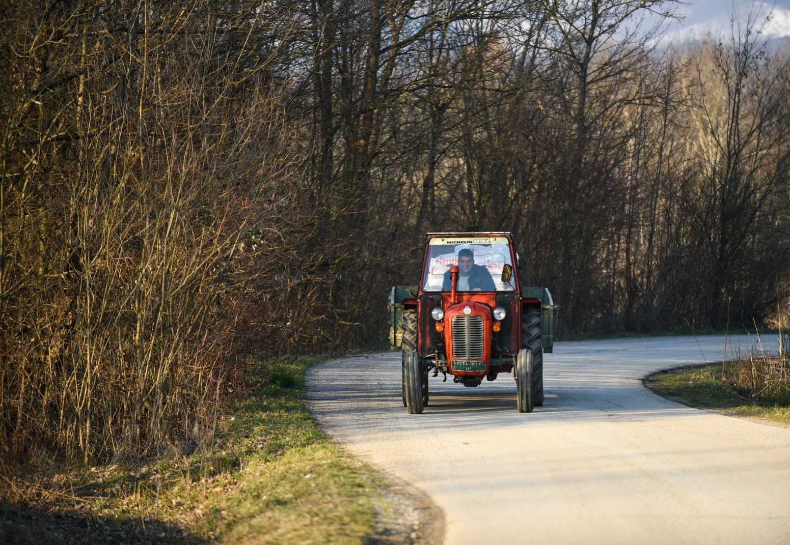 Poginuo muškarac u dvorištu dok je popravljao traktorsku prikolicu