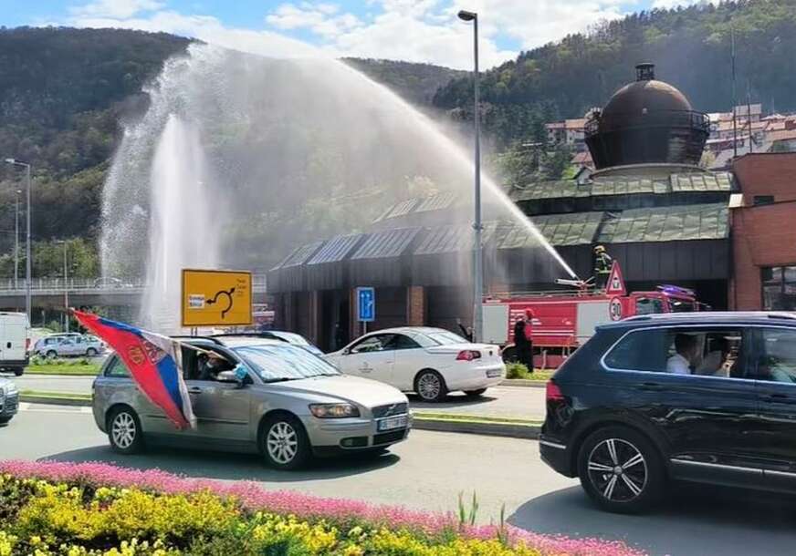 Svatovi prolaze ispod vodenog luka