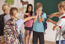 "Rekli su da kleknu pred njih" Stravično vršnjačko nasilje u školi, snimali dječake kako kleče i ljube im noge