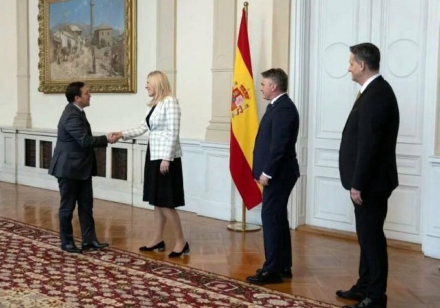 Željka Cvijanović sa španskim ministrom 