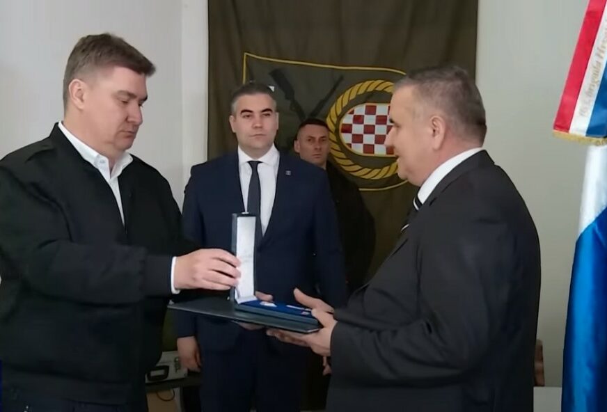 Zoran Milanović odlikuje pripadnike HVO u Derventi