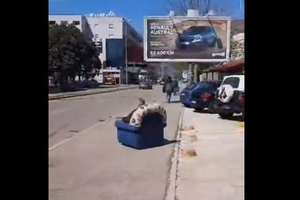 Neobičan prizor u Mostaru: Sjeo u fotelju nasred trotoara i sunča se (VIDEO)