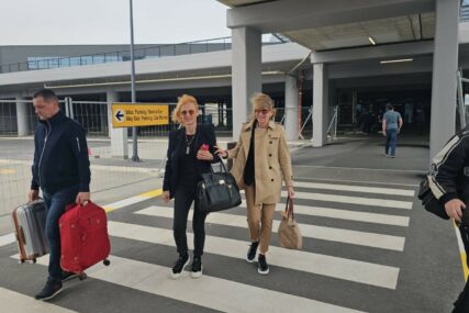Dijana Đoković sa sestrom uhvaćena na aerodromu: Novakova majka u opuštenom izdanju, Srđan došao po nju (VIDEO)