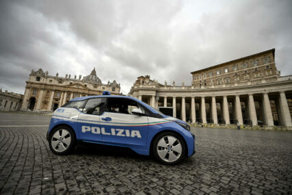 Policija otvorila vatru na gume vozila: Muškarac se automobilom zaletio u kapiju Vatikana