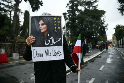 Razbijena staklena ploča: Vandali oskrnavili grob djevojke čija je smrt digla Iran na noge
