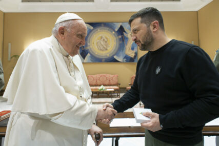 Zelenski se sastao sa papom Franjom: Poklonio mu pancir koji je nosio ukrajinski vojnik na frontu (FOTO)