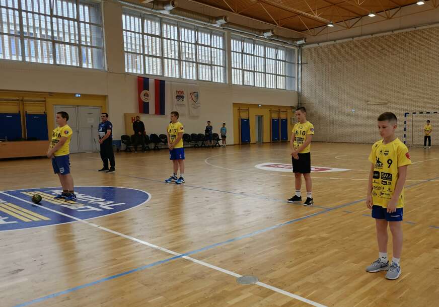 Sport je prečica do zdravog društva: Učesnici rukometne lige osnovaca u Banjaluci odali poštu stradalim (FOTO)