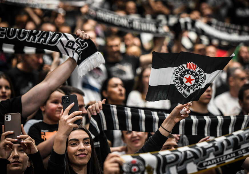(FOTO) KK Partizan obradovao mališane: Besplatne ulaznice za osnovce protiv SC Derbija