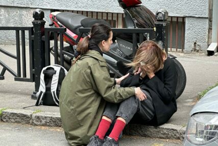 Najpotresnija scena ispred škole užasa: Majka ubijene djevojčice slomljena od bola i u suzama DOZIVA SVOJE DIJETE (FOTO)