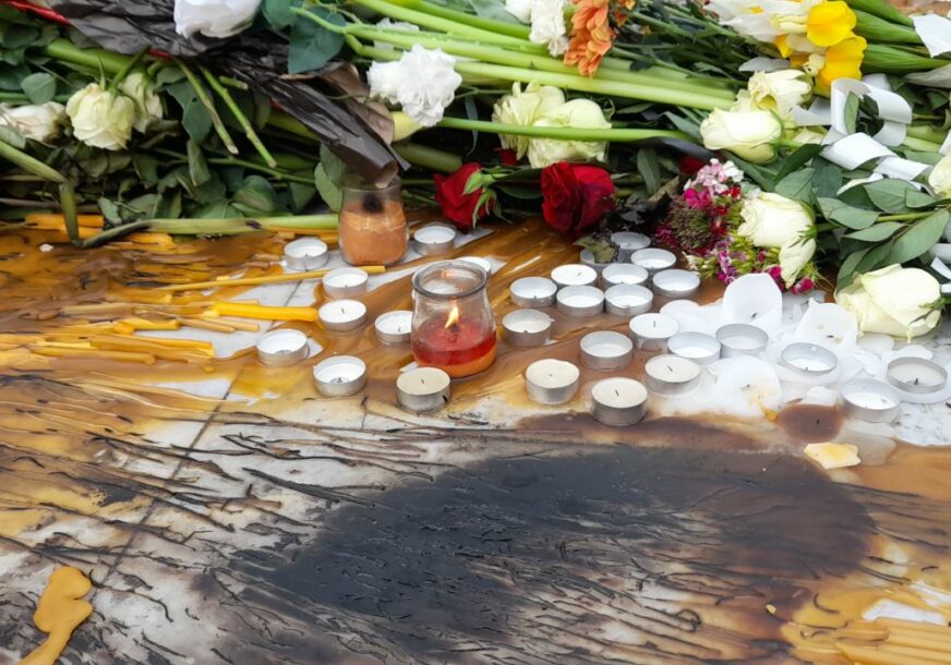 Paljenje svijeća Cvetnom trgu za poginule u pucnjavi 
