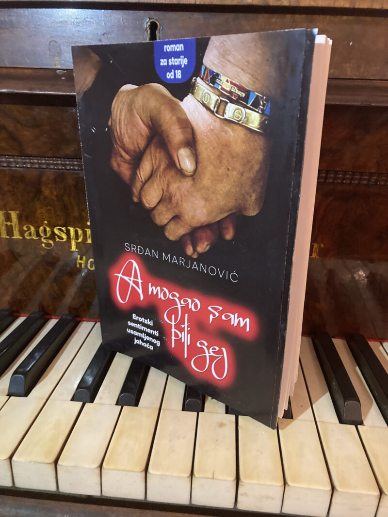 Knjiga Srđana Marjanovića "A mogao sam biti gej" stoji na klaviru