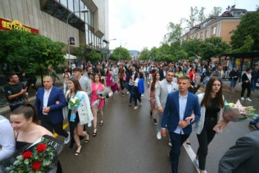 Banjalučki srednjoškolci pozdravljaju se sa školskim danima: Proslave počinju u četvrtak, a ovo je spisak maturskih večeri